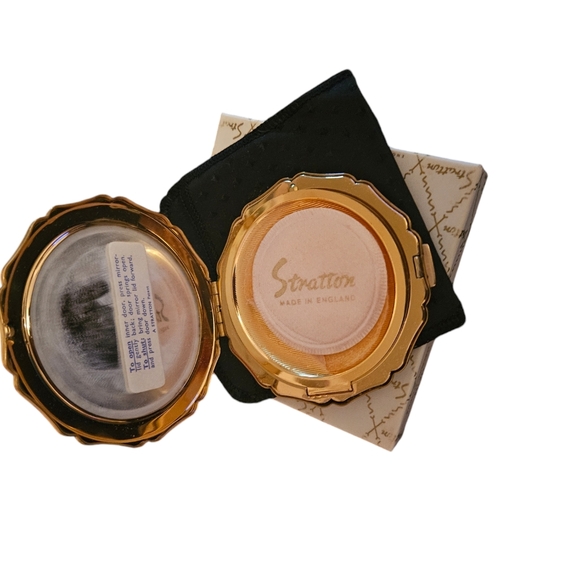 Stratton Compact - Picture 2 of 6